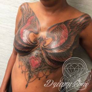 Tatuaże, które zakrywają blizny po mastektomii. Przepiękne zdjęcia.