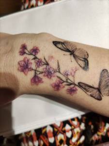 Dziwnie wyglądający tatuaż