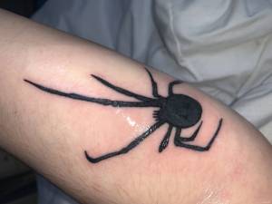 Rozlany tusz, świeży tatuaż