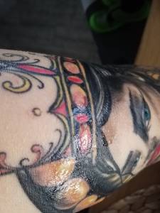 Witam. Tatuaż robiony 4dni temu,... Ropa, osocze?