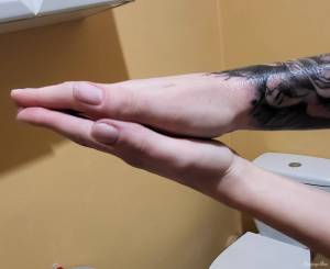 Bolesny, ciepły i spuchnięty tatuaż 