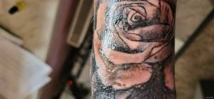Bolesny, ciepły i spuchnięty tatuaż 