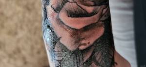 Bolesny, ciepły i spuchnięty tatuaż 