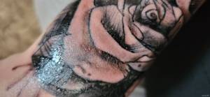Bolesny, ciepły i spuchnięty tatuaż 