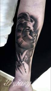 Wycena tatuażu - kobieta z zegarem