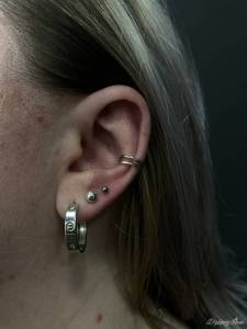 Zgrubienia i ziarniny po piercingu. Porady od ekspertów z VeAn Tattoo!   