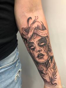 Moda na dziewczynę z tatuażem