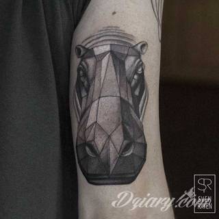 Tatuaże 3D intrygujące oko i prowadzące do swoistej gry ze zmysłami. Wzory, które na skórze łączą realizm i abstrakcję; graniczą z animacją i zachwycają doskonałością odwzorowania. Trójmiarowe tatuaże zadziwiają drobiazgowością kształtów i nadzwyczajną precyzją realizacji.