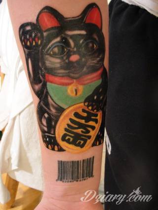 Tatuaże 3D intrygujące oko i prowadzące do swoistej gry ze zmysłami. Wzory, które na skórze łączą realizm i abstrakcję; graniczą z animacją i zachwycają doskonałością odwzorowania. Trójmiarowe tatuaże zadziwiają drobiazgowością kształtów i nadzwyczajną precyzją realizacji.