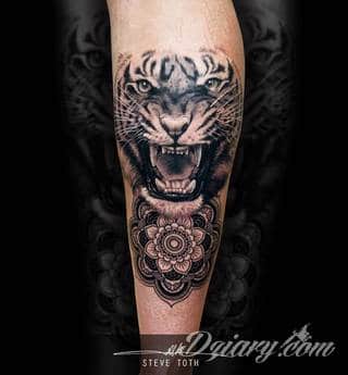 Tatuaże 3D intrygujące oko i prowadzące do swoistej gry ze zmysłami. Wzory, które na skórze łączą realizm i abstrakcję; graniczą z animacją i zachwycają doskonałością odwzorowania. Trójmiarowe tatuaże zadziwiają drobiazgowością kształtów i nadzwyczajną precyzją realizacji.