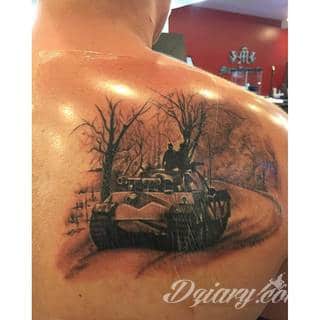 Tatuaże 3D intrygujące oko i prowadzące do swoistej gry ze zmysłami. Wzory, które na skórze łączą realizm i abstrakcję; graniczą z animacją i zachwycają doskonałością odwzorowania. Trójmiarowe tatuaże zadziwiają drobiazgowością kształtów i nadzwyczajną precyzją realizacji.