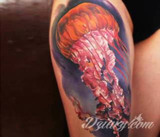 Tatuaże 3D intrygujące oko i prowadzące do swoistej gry ze zmysłami. Wzory, które na skórze łączą realizm i abstrakcję; graniczą z animacją i zachwycają doskonałością odwzorowania. Trójmiarowe tatuaże zadziwiają drobiazgowością kształtów i nadzwyczajną precyzją realizacji.