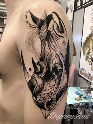 Tatuaże 3D intrygujące oko i prowadzące do swoistej gry ze zmysłami. Wzory, które na skórze łączą realizm i abstrakcję; graniczą z animacją i zachwycają doskonałością odwzorowania. Trójmiarowe tatuaże zadziwiają drobiazgowością kształtów i nadzwyczajną precyzją realizacji.