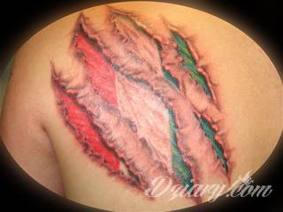 Tatuaże 3D intrygujące oko i prowadzące do swoistej gry ze zmysłami. Wzory, które na skórze łączą realizm i abstrakcję; graniczą z animacją i zachwycają doskonałością odwzorowania. Trójmiarowe tatuaże zadziwiają drobiazgowością kształtów i nadzwyczajną precyzją realizacji.