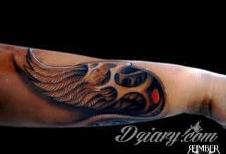 Tatuaże 3D intrygujące oko i prowadzące do swoistej gry ze zmysłami. Wzory, które na skórze łączą realizm i abstrakcję; graniczą z animacją i zachwycają doskonałością odwzorowania. Trójmiarowe tatuaże zadziwiają drobiazgowością kształtów i nadzwyczajną precyzją realizacji.