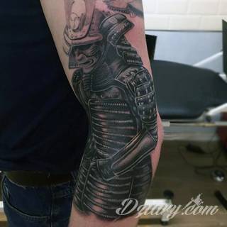 Tatuaże 3D intrygujące oko i prowadzące do swoistej gry ze zmysłami. Wzory, które na skórze łączą realizm i abstrakcję; graniczą z animacją i zachwycają doskonałością odwzorowania. Trójmiarowe tatuaże zadziwiają drobiazgowością kształtów i nadzwyczajną precyzją realizacji.