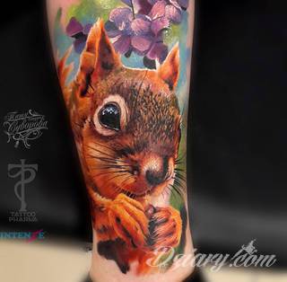 Tatuaże 3D intrygujące oko i prowadzące do swoistej gry ze zmysłami. Wzory, które na skórze łączą realizm i abstrakcję; graniczą z animacją i zachwycają doskonałością odwzorowania. Trójmiarowe tatuaże zadziwiają drobiazgowością kształtów i nadzwyczajną precyzją realizacji.