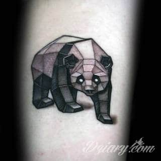 Tatuaże 3D intrygujące oko i prowadzące do swoistej gry ze zmysłami. Wzory, które na skórze łączą realizm i abstrakcję; graniczą z animacją i zachwycają doskonałością odwzorowania. Trójmiarowe tatuaże zadziwiają drobiazgowością kształtów i nadzwyczajną precyzją realizacji.