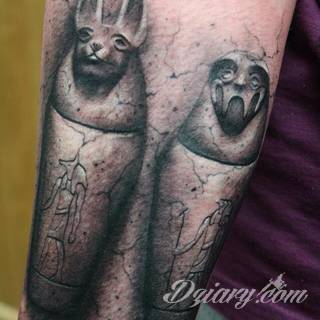 Tatuaże 3D intrygujące oko i prowadzące do swoistej gry ze zmysłami. Wzory, które na skórze łączą realizm i abstrakcję; graniczą z animacją i zachwycają doskonałością odwzorowania. Trójmiarowe tatuaże zadziwiają drobiazgowością kształtów i nadzwyczajną precyzją realizacji.