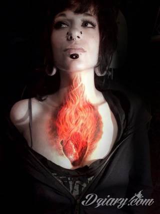 Tatuaże 3D intrygujące oko i prowadzące do swoistej gry ze zmysłami. Wzory, które na skórze łączą realizm i abstrakcję; graniczą z animacją i zachwycają doskonałością odwzorowania. Trójmiarowe tatuaże zadziwiają drobiazgowością kształtów i nadzwyczajną precyzją realizacji.