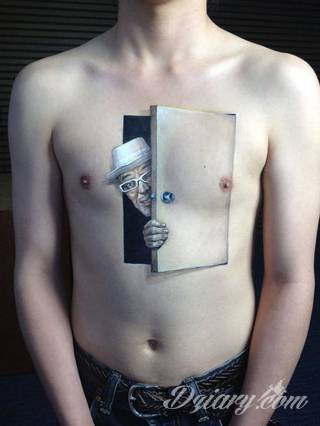 Tatuaże 3D intrygujące oko i prowadzące do swoistej gry ze zmysłami. Wzory, które na skórze łączą realizm i abstrakcję; graniczą z animacją i zachwycają doskonałością odwzorowania. Trójmiarowe tatuaże zadziwiają drobiazgowością kształtów i nadzwyczajną precyzją realizacji.