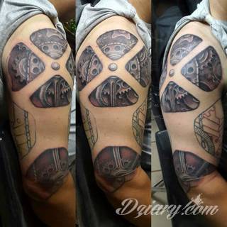 Tatuaże 3D intrygujące oko i prowadzące do swoistej gry ze zmysłami. Wzory, które na skórze łączą realizm i abstrakcję; graniczą z animacją i zachwycają doskonałością odwzorowania. Trójmiarowe tatuaże zadziwiają drobiazgowością kształtów i nadzwyczajną precyzją realizacji.