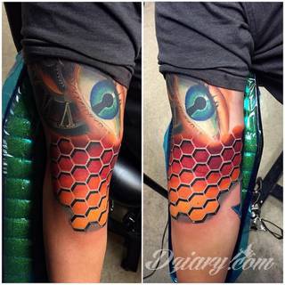 Tatuaże 3D intrygujące oko i prowadzące do swoistej gry ze zmysłami. Wzory, które na skórze łączą realizm i abstrakcję; graniczą z animacją i zachwycają doskonałością odwzorowania. Trójmiarowe tatuaże zadziwiają drobiazgowością kształtów i nadzwyczajną precyzją realizacji.