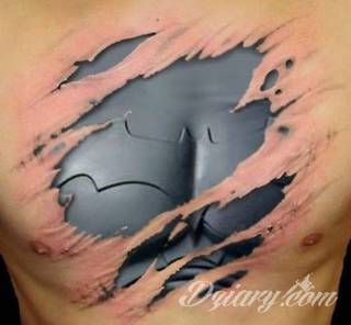 Tatuaże 3D intrygujące oko i prowadzące do swoistej gry ze zmysłami. Wzory, które na skórze łączą realizm i abstrakcję; graniczą z animacją i zachwycają doskonałością odwzorowania. Trójmiarowe tatuaże zadziwiają drobiazgowością kształtów i nadzwyczajną precyzją realizacji.