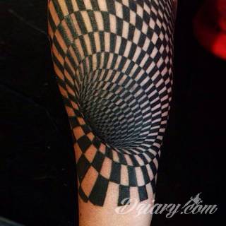 Tatuaże 3D intrygujące oko i prowadzące do swoistej gry ze zmysłami. Wzory, które na skórze łączą realizm i abstrakcję; graniczą z animacją i zachwycają doskonałością odwzorowania. Trójmiarowe tatuaże zadziwiają drobiazgowością kształtów i nadzwyczajną precyzją realizacji.