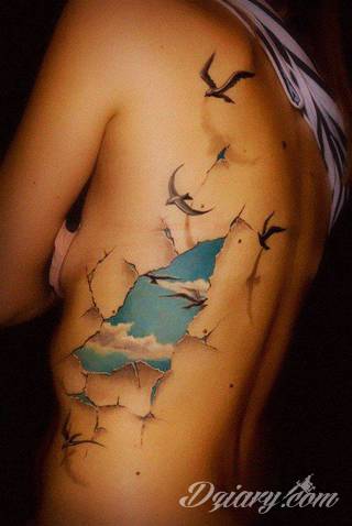 Tatuaże 3D intrygujące oko i prowadzące do swoistej gry ze zmysłami. Wzory, które na skórze łączą realizm i abstrakcję; graniczą z animacją i zachwycają doskonałością odwzorowania. Trójmiarowe tatuaże zadziwiają drobiazgowością kształtów i nadzwyczajną precyzją realizacji.