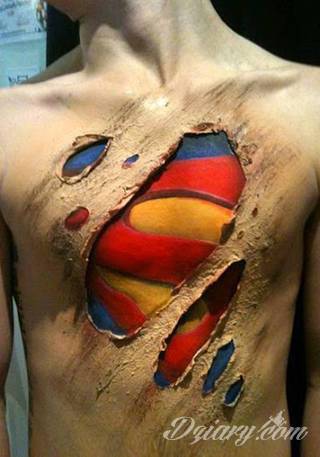 Tatuaże 3D intrygujące oko i prowadzące do swoistej gry ze zmysłami. Wzory, które na skórze łączą realizm i abstrakcję; graniczą z animacją i zachwycają doskonałością odwzorowania. Trójmiarowe tatuaże zadziwiają drobiazgowością kształtów i nadzwyczajną precyzją realizacji.