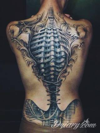 Tatuaże 3D intrygujące oko i prowadzące do swoistej gry ze zmysłami. Wzory, które na skórze łączą realizm i abstrakcję; graniczą z animacją i zachwycają doskonałością odwzorowania. Trójmiarowe tatuaże zadziwiają drobiazgowością kształtów i nadzwyczajną precyzją realizacji.