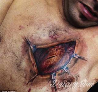 Tatuaże 3D intrygujące oko i prowadzące do swoistej gry ze zmysłami. Wzory, które na skórze łączą realizm i abstrakcję; graniczą z animacją i zachwycają doskonałością odwzorowania. Trójmiarowe tatuaże zadziwiają drobiazgowością kształtów i nadzwyczajną precyzją realizacji.