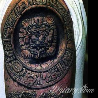 Tatuaże 3D intrygujące oko i prowadzące do swoistej gry ze zmysłami. Wzory, które na skórze łączą realizm i abstrakcję; graniczą z animacją i zachwycają doskonałością odwzorowania. Trójmiarowe tatuaże zadziwiają drobiazgowością kształtów i nadzwyczajną precyzją realizacji.