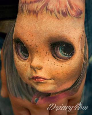 Tatuaże 3D intrygujące oko i prowadzące do swoistej gry ze zmysłami. Wzory, które na skórze łączą realizm i abstrakcję; graniczą z animacją i zachwycają doskonałością odwzorowania. Trójmiarowe tatuaże zadziwiają drobiazgowością kształtów i nadzwyczajną precyzją realizacji.