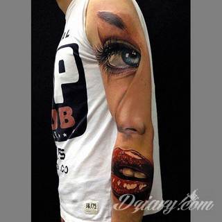 Tatuaże 3D intrygujące oko i prowadzące do swoistej gry ze zmysłami. Wzory, które na skórze łączą realizm i abstrakcję; graniczą z animacją i zachwycają doskonałością odwzorowania. Trójmiarowe tatuaże zadziwiają drobiazgowością kształtów i nadzwyczajną precyzją realizacji.