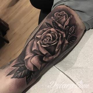 Tatuaże 3D intrygujące oko i prowadzące do swoistej gry ze zmysłami. Wzory, które na skórze łączą realizm i abstrakcję; graniczą z animacją i zachwycają doskonałością odwzorowania. Trójmiarowe tatuaże zadziwiają drobiazgowością kształtów i nadzwyczajną precyzją realizacji.