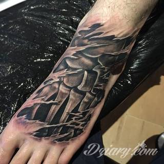 Tatuaże 3D intrygujące oko i prowadzące do swoistej gry ze zmysłami. Wzory, które na skórze łączą realizm i abstrakcję; graniczą z animacją i zachwycają doskonałością odwzorowania. Trójmiarowe tatuaże zadziwiają drobiazgowością kształtów i nadzwyczajną precyzją realizacji.