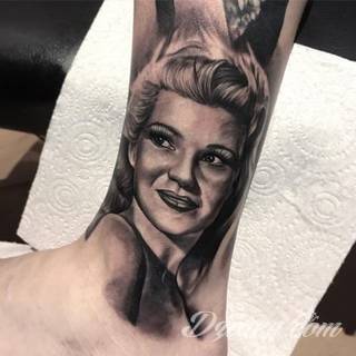 Tatuaże 3D intrygujące oko i prowadzące do swoistej gry ze zmysłami. Wzory, które na skórze łączą realizm i abstrakcję; graniczą z animacją i zachwycają doskonałością odwzorowania. Trójmiarowe tatuaże zadziwiają drobiazgowością kształtów i nadzwyczajną precyzją realizacji.