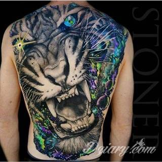 Tatuaże 3D intrygujące oko i prowadzące do swoistej gry ze zmysłami. Wzory, które na skórze łączą realizm i abstrakcję; graniczą z animacją i zachwycają doskonałością odwzorowania. Trójmiarowe tatuaże zadziwiają drobiazgowością kształtów i nadzwyczajną precyzją realizacji.