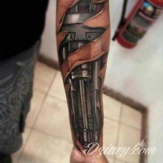 Tatuaże 3D intrygujące oko i prowadzące do swoistej gry ze zmysłami. Wzory, które na skórze łączą realizm i abstrakcję; graniczą z animacją i zachwycają doskonałością odwzorowania. Trójmiarowe tatuaże zadziwiają drobiazgowością kształtów i nadzwyczajną precyzją realizacji.