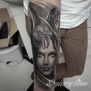 Tatuaże 3D intrygujące oko i prowadzące do swoistej gry ze zmysłami. Wzory, które na skórze łączą realizm i abstrakcję; graniczą z animacją i zachwycają doskonałością odwzorowania. Trójmiarowe tatuaże zadziwiają drobiazgowością kształtów i nadzwyczajną precyzją realizacji.