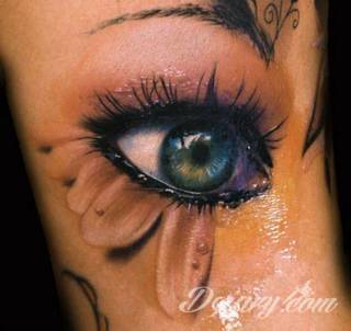 Tatuaże 3D intrygujące oko i prowadzące do swoistej gry ze zmysłami. Wzory, które na skórze łączą realizm i abstrakcję; graniczą z animacją i zachwycają doskonałością odwzorowania. Trójmiarowe tatuaże zadziwiają drobiazgowością kształtów i nadzwyczajną precyzją realizacji.