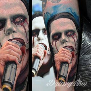 Tatuaże 3D intrygujące oko i prowadzące do swoistej gry ze zmysłami. Wzory, które na skórze łączą realizm i abstrakcję; graniczą z animacją i zachwycają doskonałością odwzorowania. Trójmiarowe tatuaże zadziwiają drobiazgowością kształtów i nadzwyczajną precyzją realizacji.