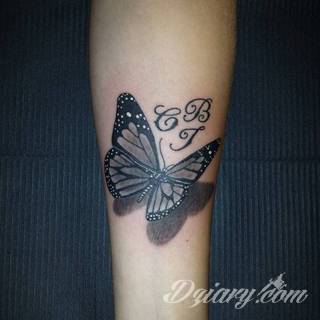 Tatuaże 3D intrygujące oko i prowadzące do swoistej gry ze zmysłami. Wzory, które na skórze łączą realizm i abstrakcję; graniczą z animacją i zachwycają doskonałością odwzorowania. Trójmiarowe tatuaże zadziwiają drobiazgowością kształtów i nadzwyczajną precyzją realizacji.