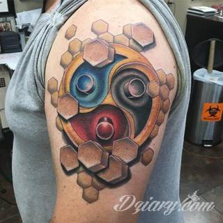 Tatuaże 3D intrygujące oko i prowadzące do swoistej gry ze zmysłami. Wzory, które na skórze łączą realizm i abstrakcję; graniczą z animacją i zachwycają doskonałością odwzorowania. Trójmiarowe tatuaże zadziwiają drobiazgowością kształtów i nadzwyczajną precyzją realizacji.