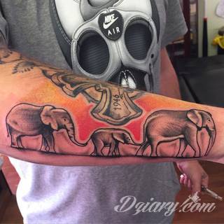 Tatuaże z klimatem Afryki - nie tylko dla miłośników Czarnego Lądu. Intrygują symboliką, zwracają uwagę niebanalną kolorystyką i doskonale oddają charakter nie tylko plemiennej przynależności społecznej.