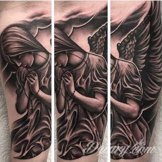 Anioły niczym z baśni, ale również te upadłe, niepokojąco groźne - takie tatuaże rozbudzają wyobraźnię! Anielskie wzory to różnorodność form, ale niezmienne podkreślanie starannej kreski. Doskonale sprawdzają się na męskim ciele, gdzie tworzą ciekawy kontrast.