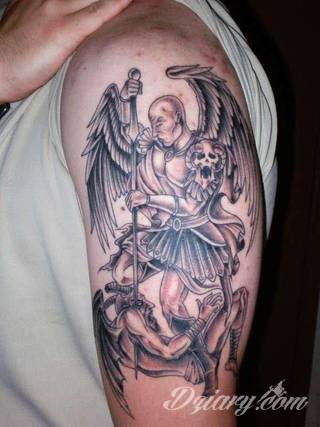 Anioły niczym z baśni, ale również te upadłe, niepokojąco groźne - takie tatuaże rozbudzają wyobraźnię! Anielskie wzory to różnorodność form, ale niezmienne podkreślanie starannej kreski. Doskonale sprawdzają się na męskim ciele, gdzie tworzą ciekawy kontrast.