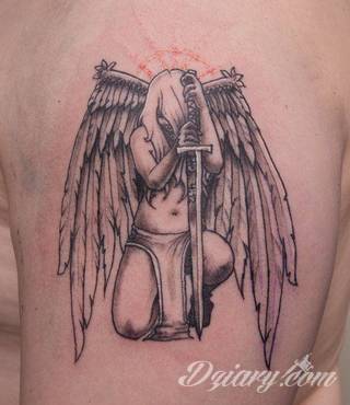 Anioły niczym z baśni, ale również te upadłe, niepokojąco groźne - takie tatuaże rozbudzają wyobraźnię! Anielskie wzory to różnorodność form, ale niezmienne podkreślanie starannej kreski. Doskonale sprawdzają się na męskim ciele, gdzie tworzą ciekawy kontrast.